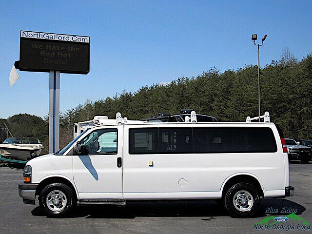 2017 Chevrolet Express 3500 image 1