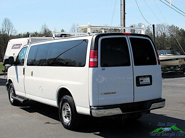 2017 Chevrolet Express 3500 image 2