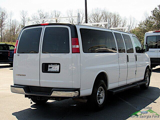 2017 Chevrolet Express 3500 image 4