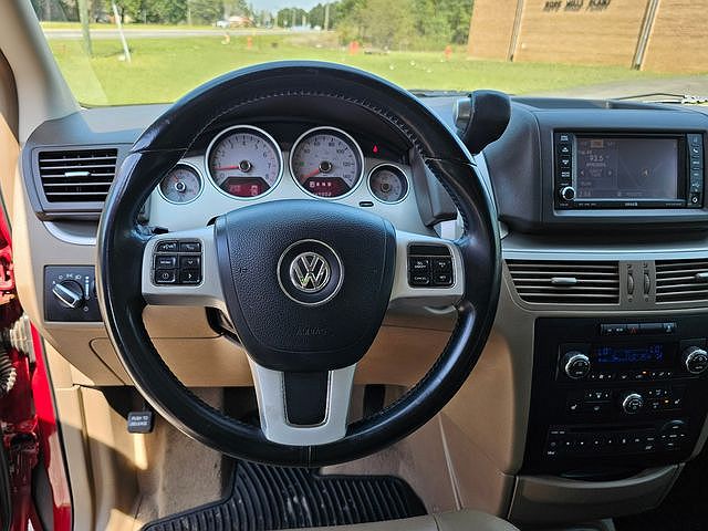 2012 Volkswagen Routan SEL image 14