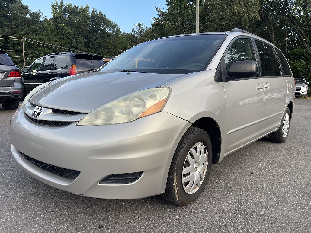 2004 Toyota Sienna LE image 0