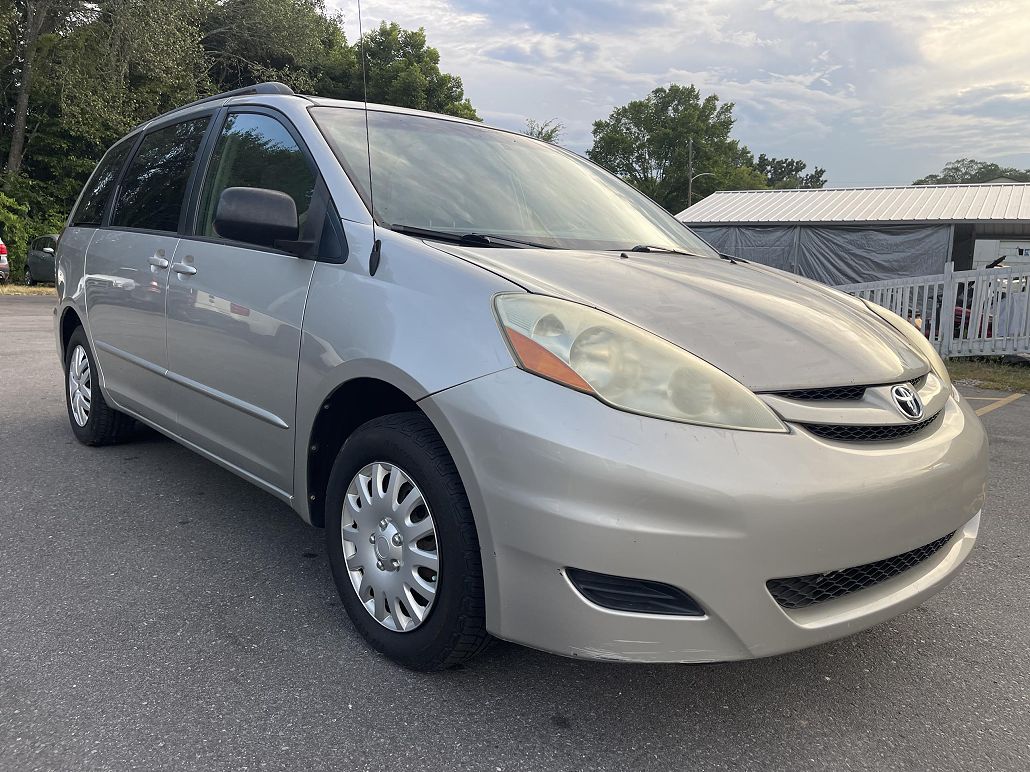 2004 Toyota Sienna LE image 1