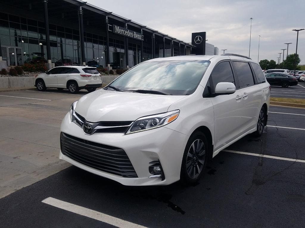2019 Toyota Sienna Limited image 0