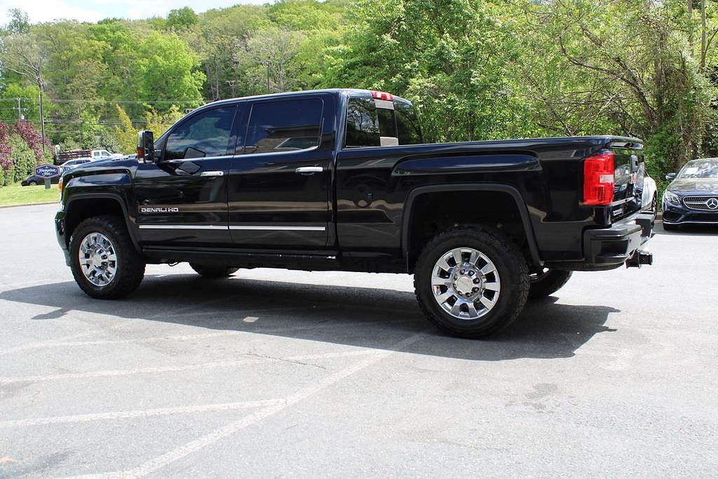 2017 GMC Sierra 2500HD Denali image 3