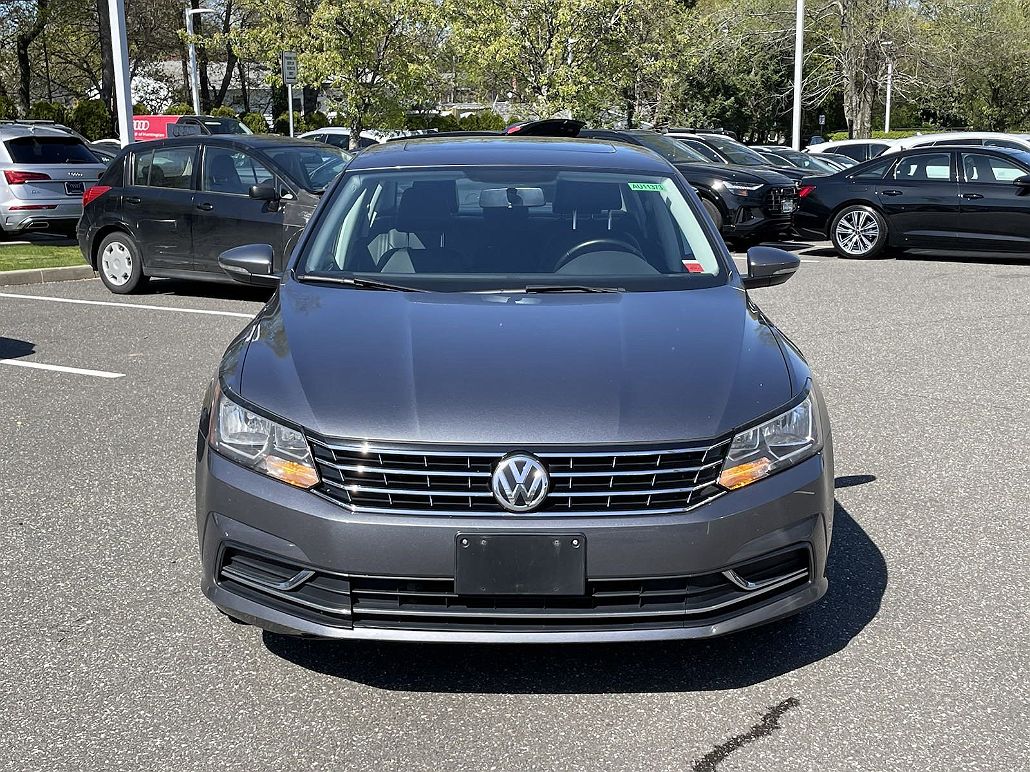 2018 Volkswagen Passat SE image 2