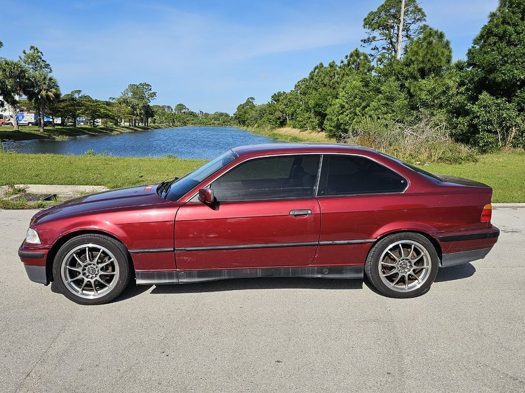 1993 BMW 3 Series 318iS image 2