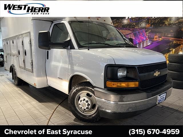2017 Chevrolet Express 4500 image 0