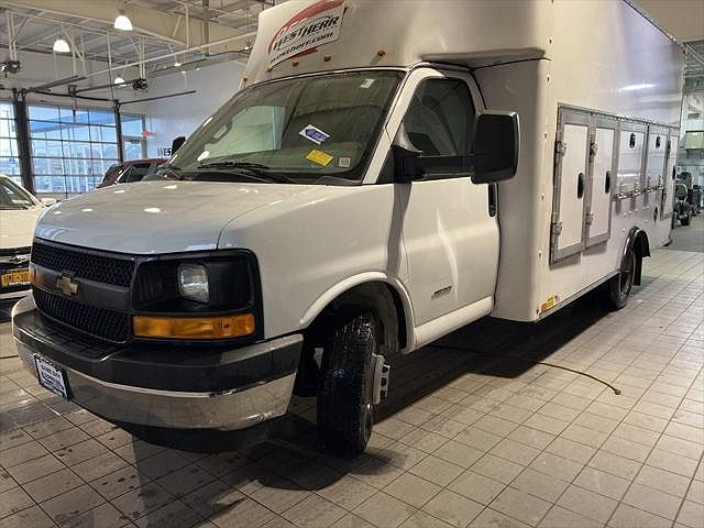 2017 Chevrolet Express 4500 image 2