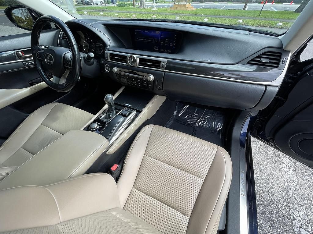 2016 Lexus GS 200t image 16