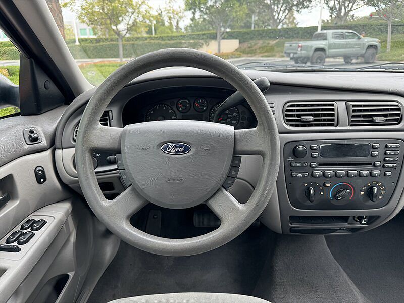 2005 Ford Taurus SE image 17