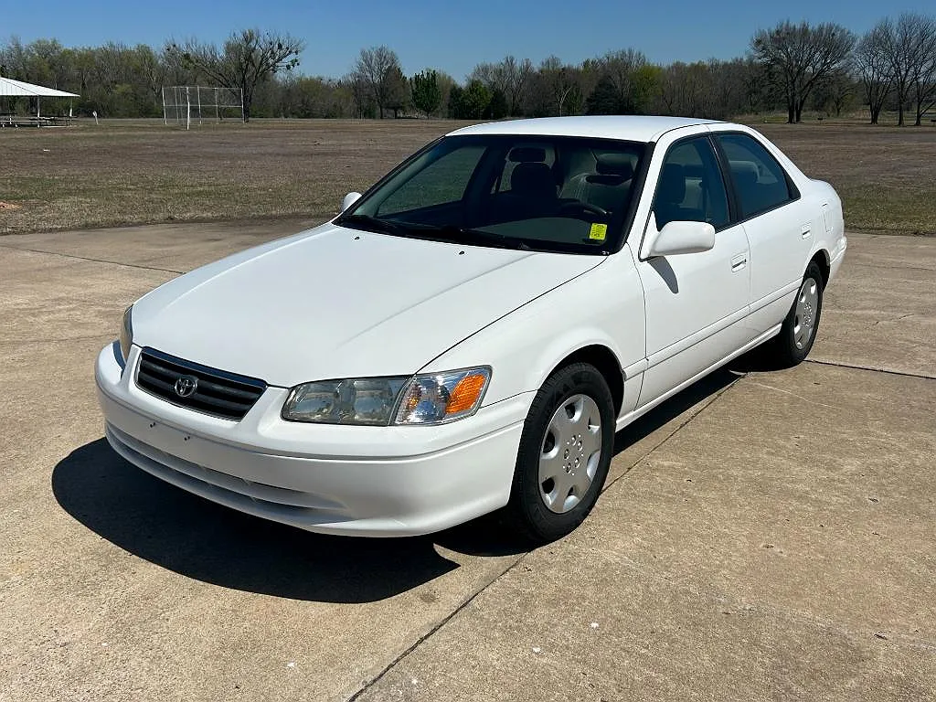 2000 Toyota Camry LE image 0