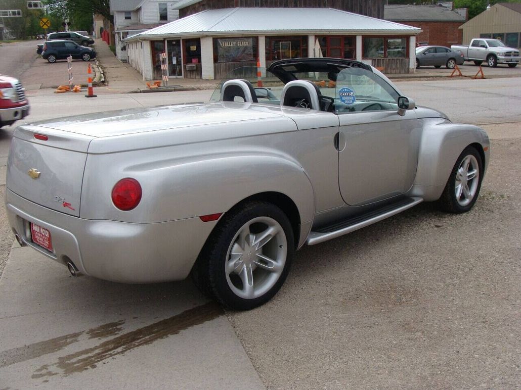 2004 Chevrolet SSR LS image 3