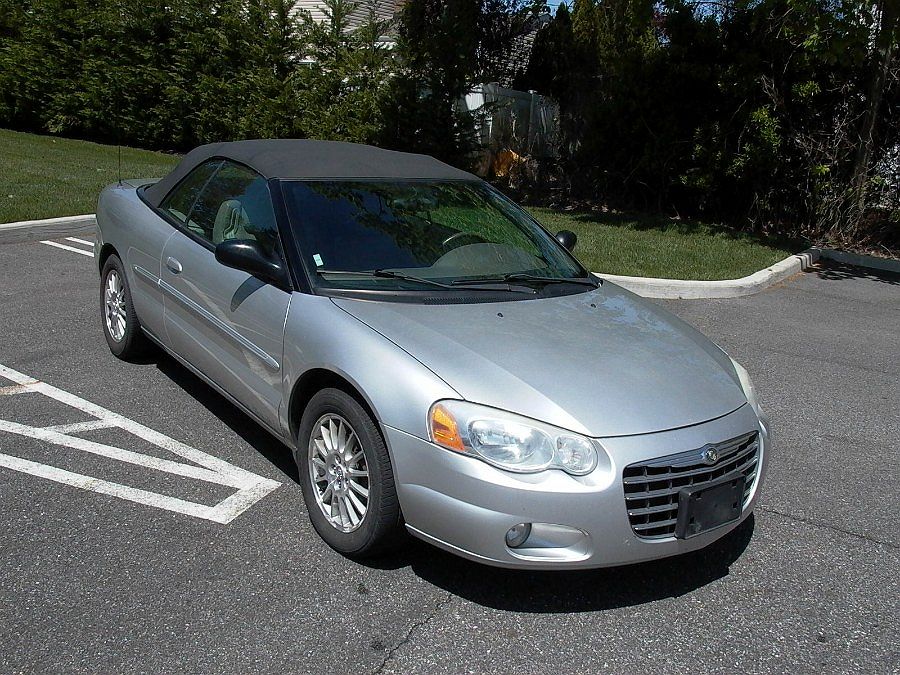 2005 Chrysler Sebring Touring image 0