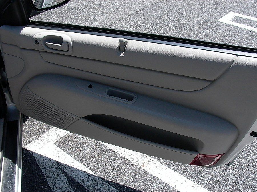2005 Chrysler Sebring Touring image 12