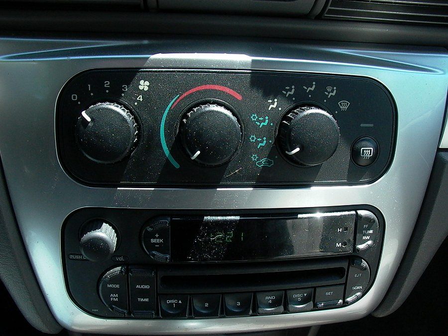 2005 Chrysler Sebring Touring image 18