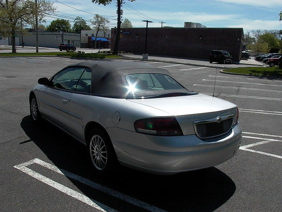 2005 Chrysler Sebring Touring image 3