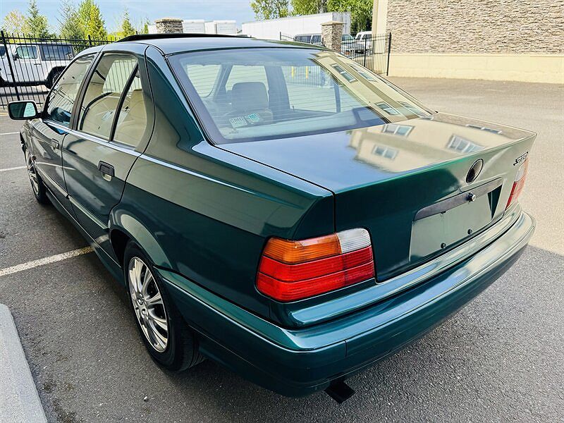 1994 BMW 3 Series 318i image 2