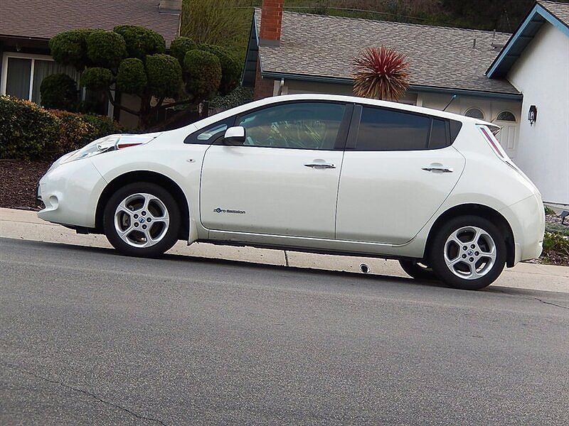 2011 Nissan Leaf SL image 0