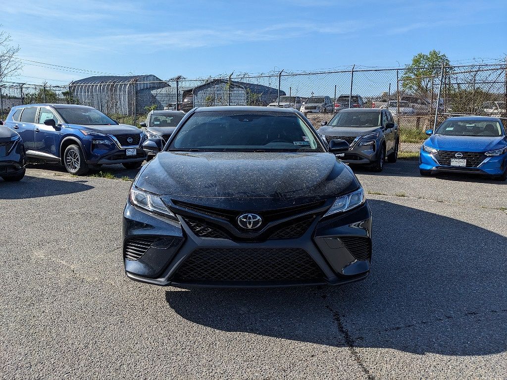 2018 Toyota Camry SE image 1