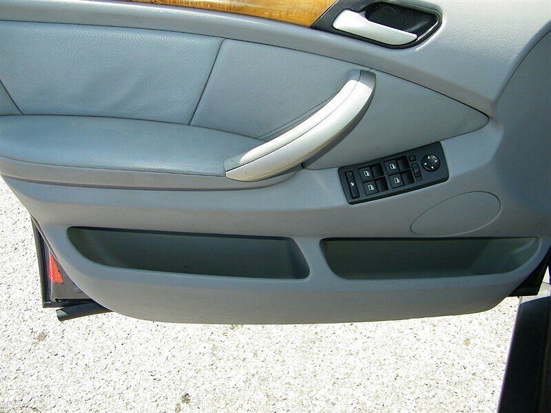 2003 BMW X5 3.0i image 16