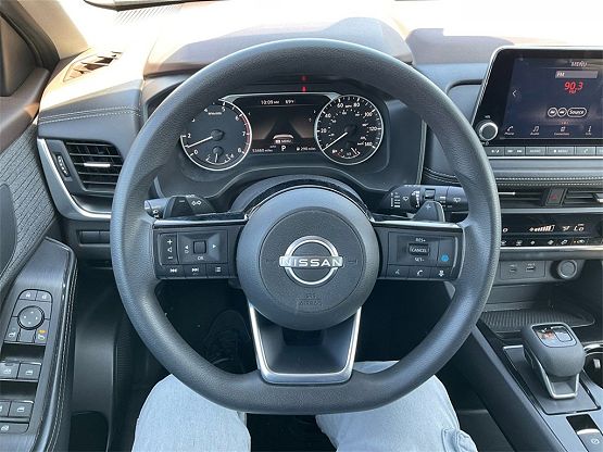 2023 Nissan Rogue SV photo 11