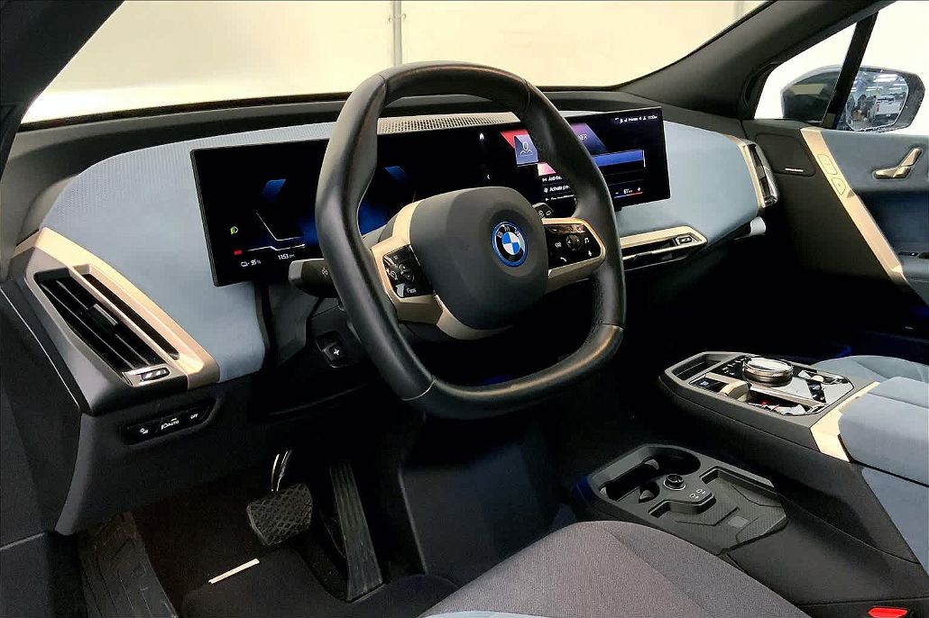 2022 BMW iX xDrive50 image 1
