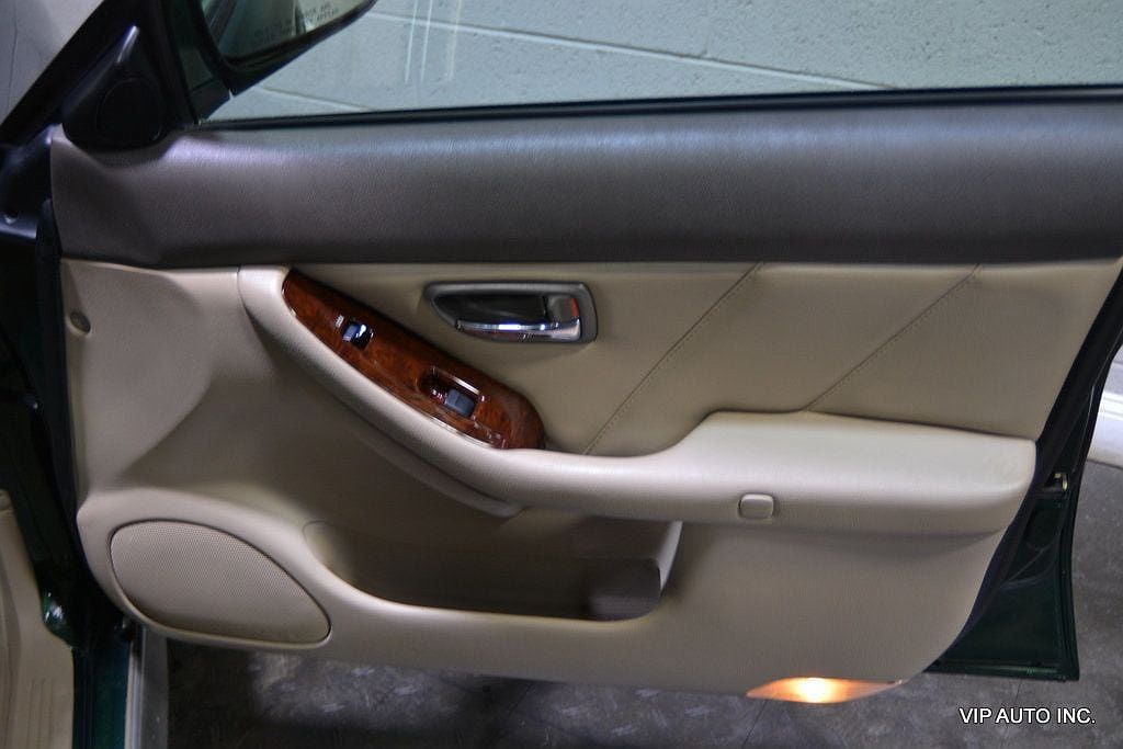 2001 Subaru Outback Limited Edition image 17