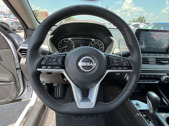 2025 Nissan Altima 2.5 SR photo 11