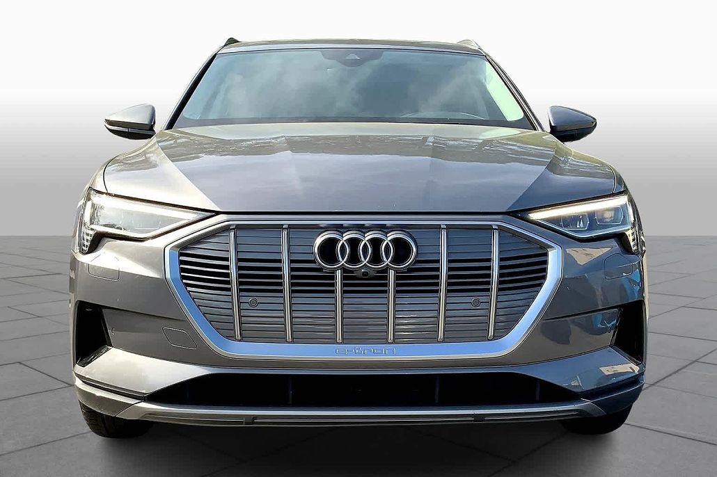 2019 Audi e-tron Premium Plus image 2