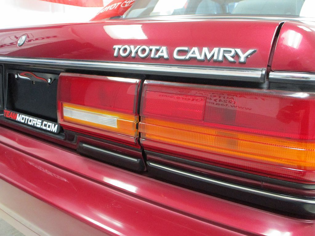 1991 Toyota Camry LE image 15