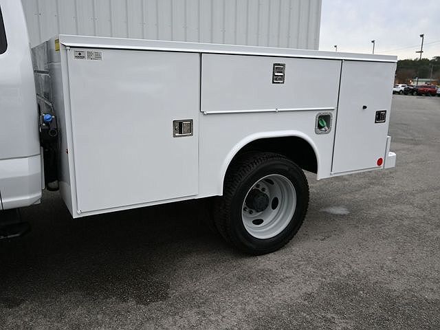 2023 Ford F-550 null image 5