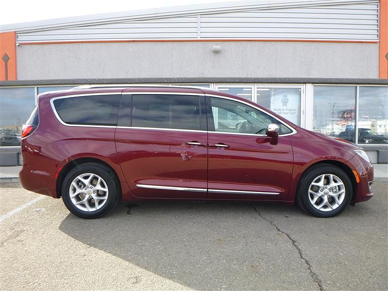 2020 Chrysler Pacifica Limited image 3