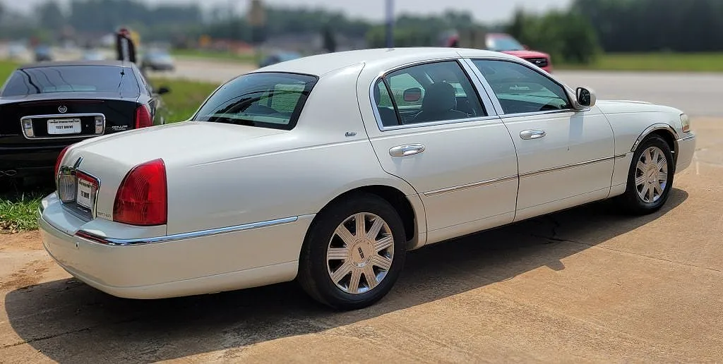 2003 Lincoln Town Car Cartier image 3