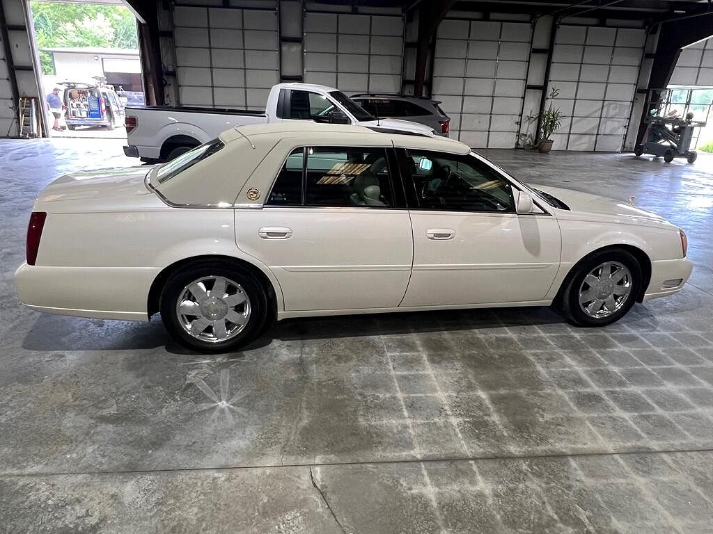 2003 Cadillac DeVille DTS image 2