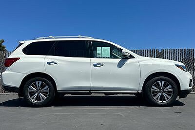 2017 Nissan Pathfinder SV image 2
