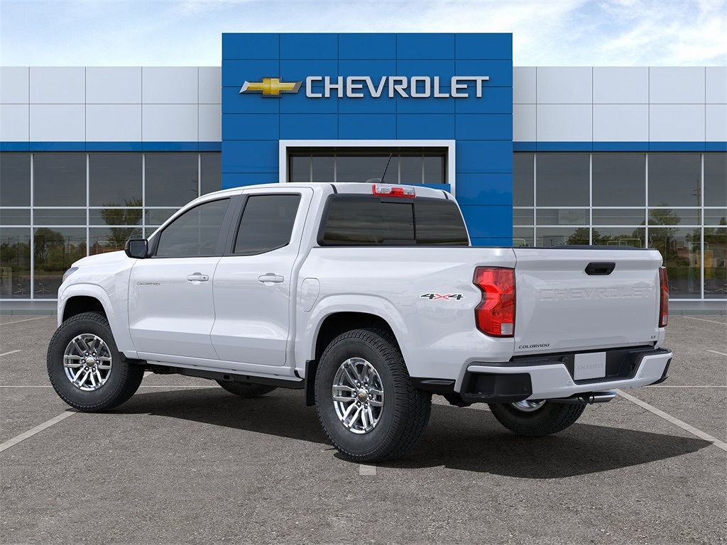 2024 Chevrolet Colorado LT image 2