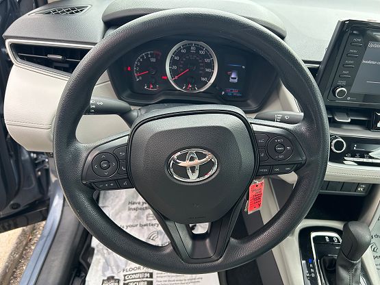 2022 Toyota Corolla Cross L photo 2