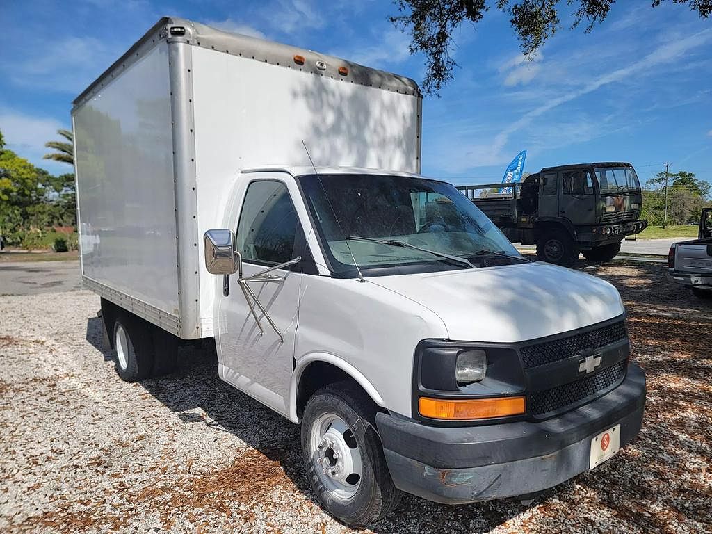2004 Chevrolet Express 3500 image 2