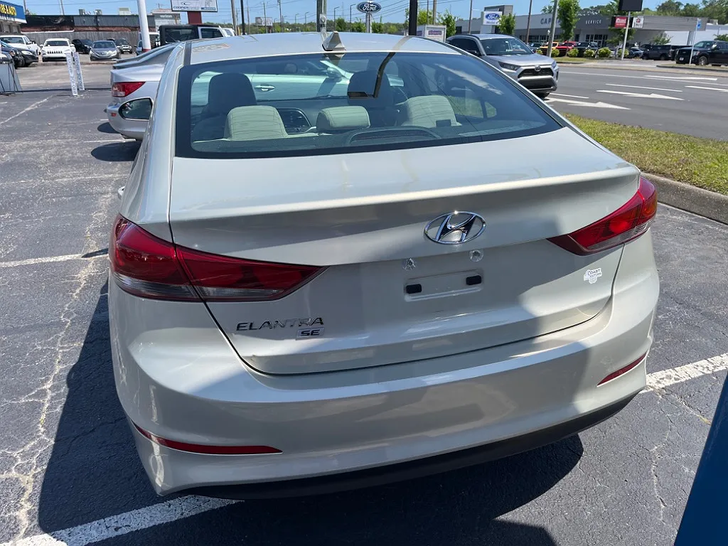 2017 Hyundai Elantra SE image 2
