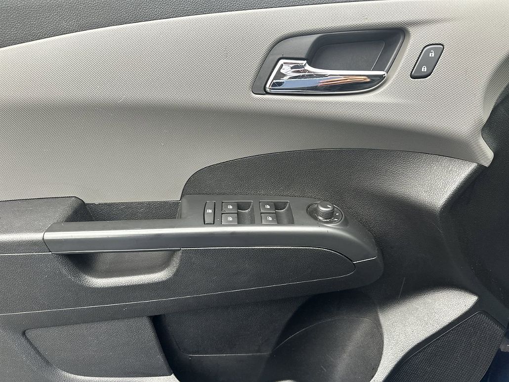 2016 Chevrolet Sonic LT image 4