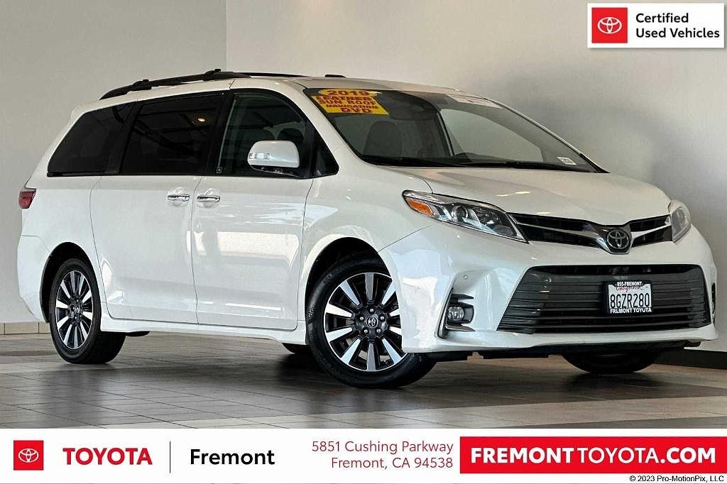 2019 Toyota Sienna Limited image 0
