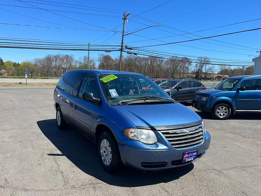 2007 Chrysler Town & Country LX image 1