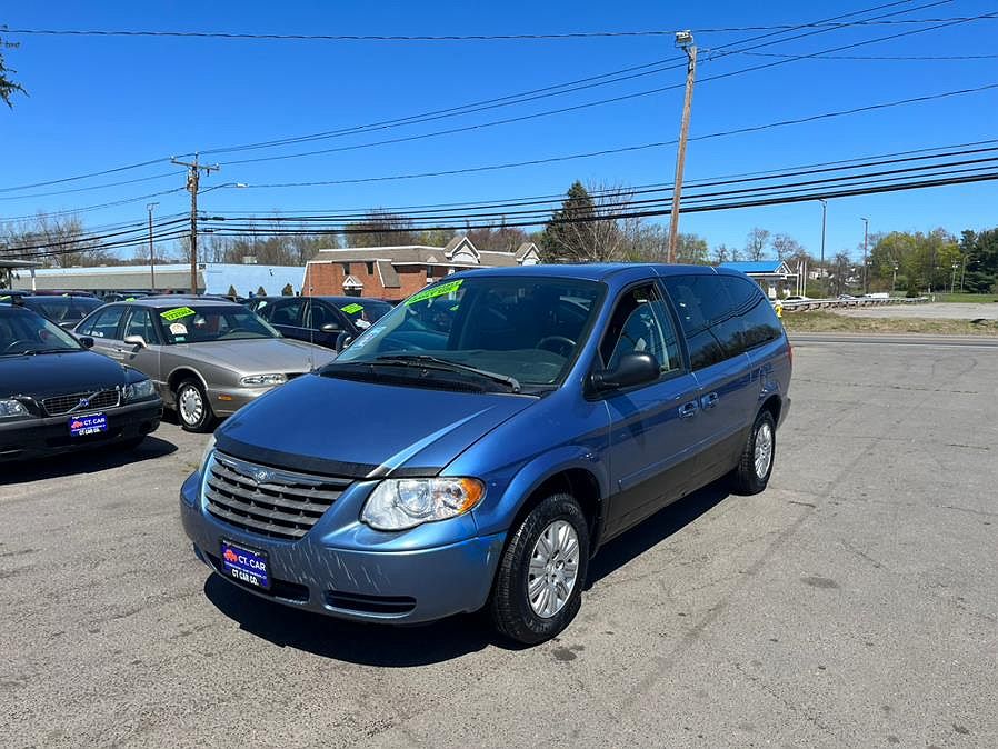 2007 Chrysler Town & Country LX image 2