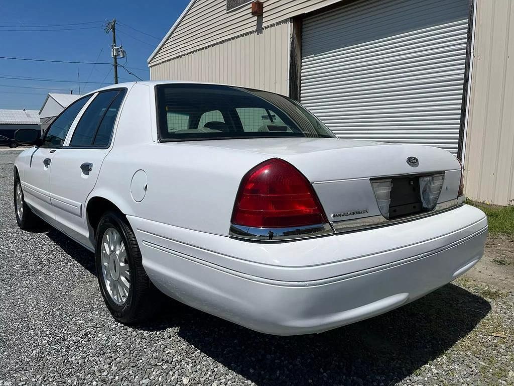 2004 Ford Crown Victoria LX image 3