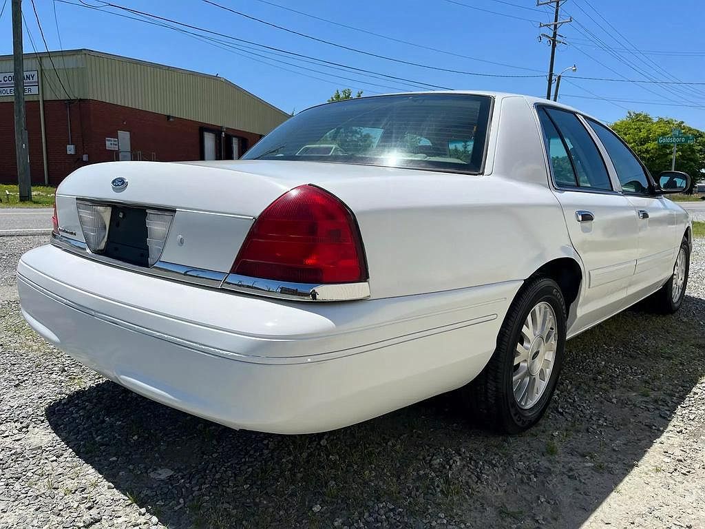 2004 Ford Crown Victoria LX image 5
