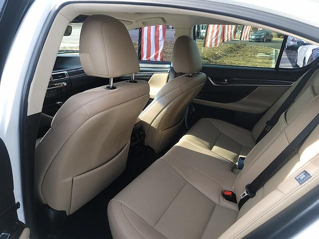 2016 Lexus GS 200t image 4