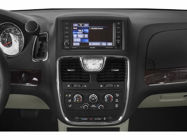 2014 Chrysler Town & Country Touring image 9