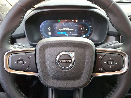 2025 Volvo XC40 Core photo 11