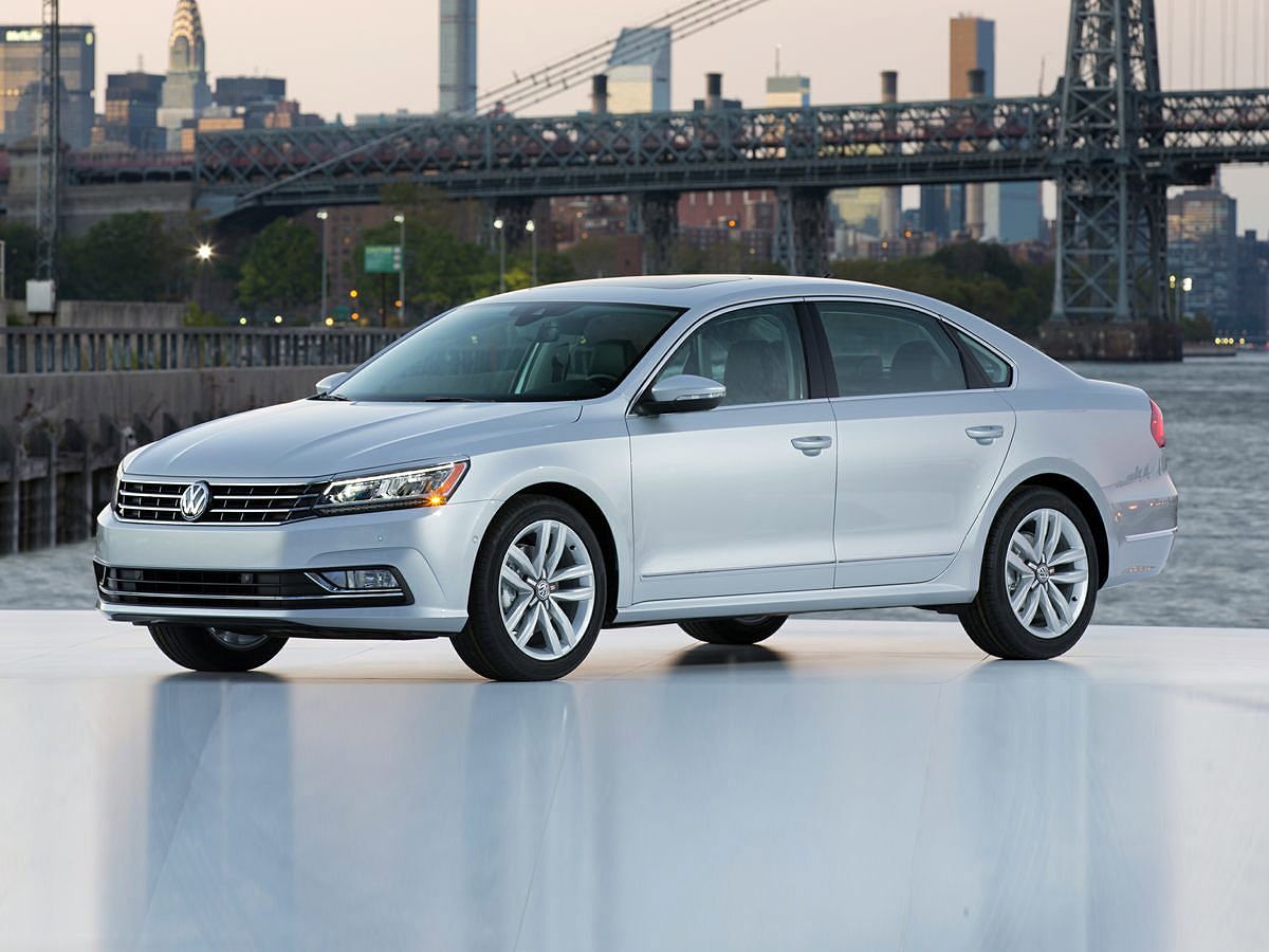2016 Volkswagen Passat SEL Premium photo 2