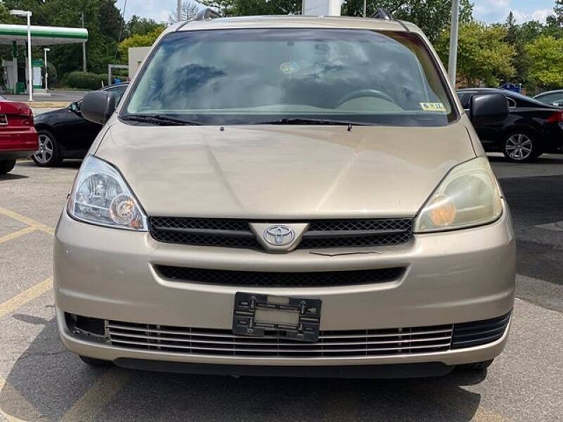 2004 Toyota Sienna CE image 4